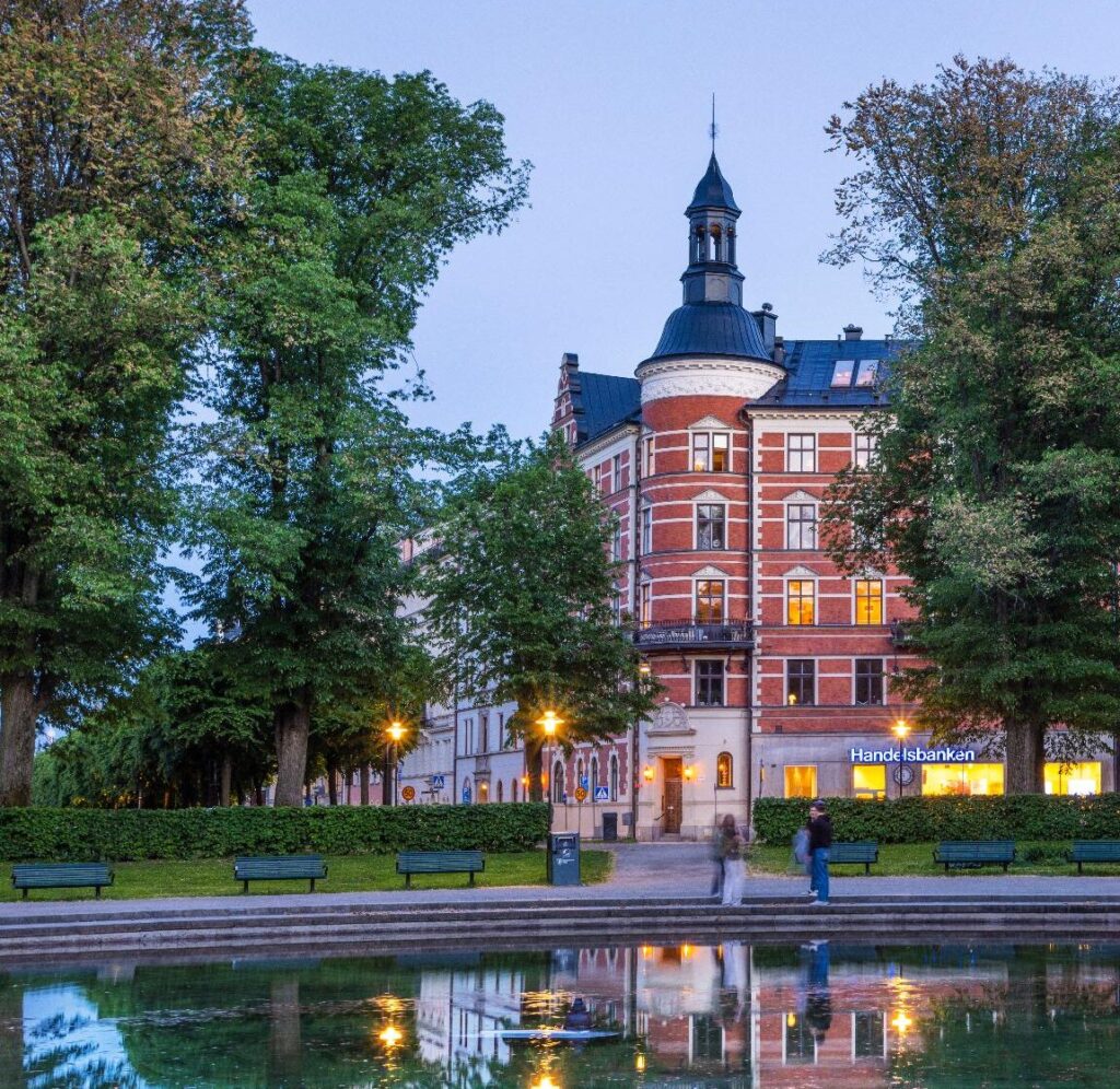 Fältöversten Karlaplan fontän kväll